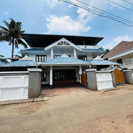 Готель Isha Residency Kochi Екстер'єр фото