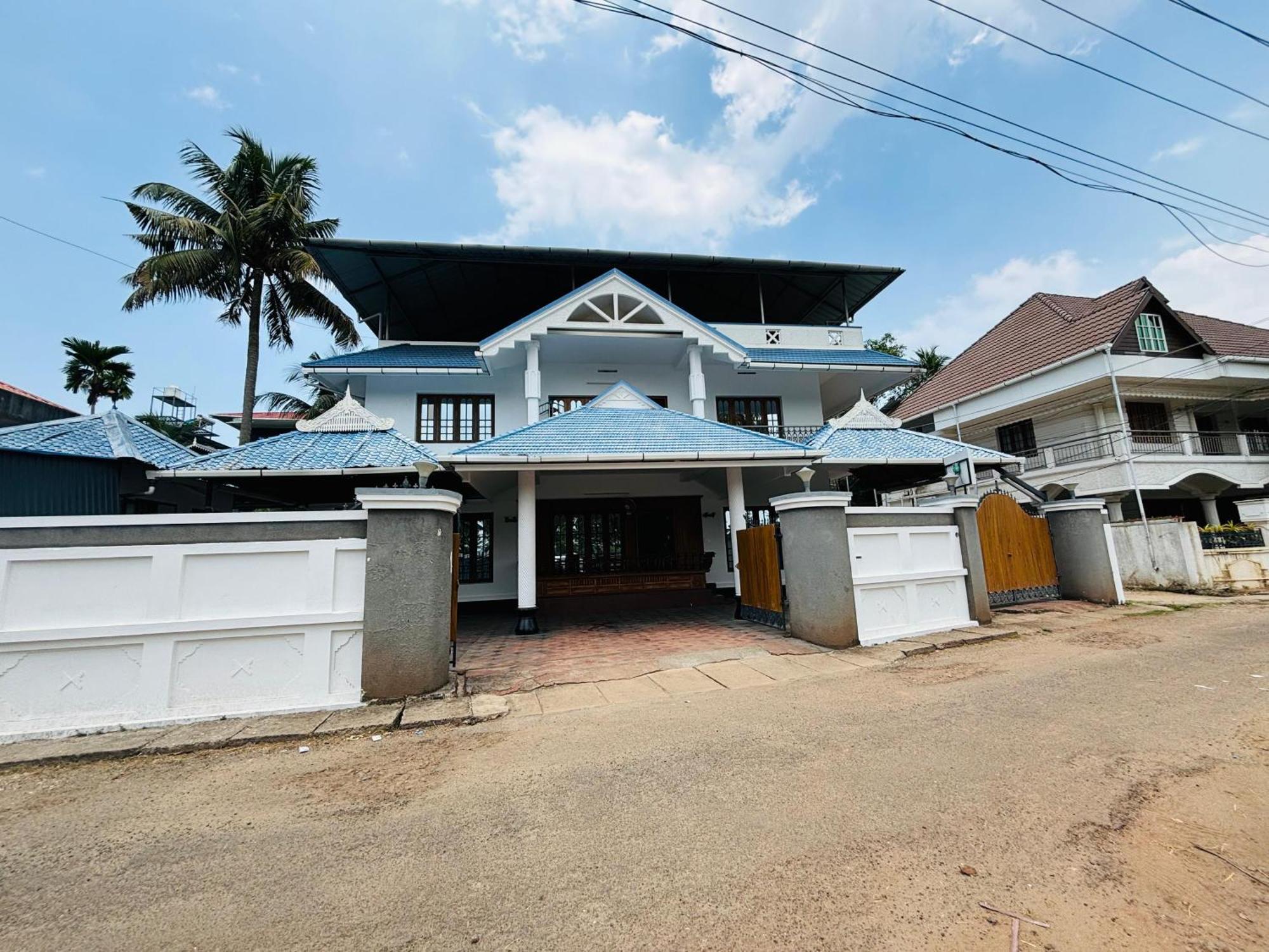 Готель Isha Residency Kochi Екстер'єр фото
